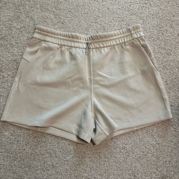 Lululemon Women's Shorts - Picture 1 of 2